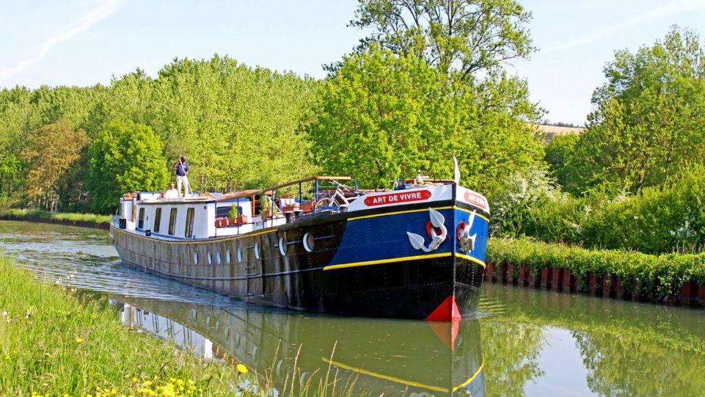 barging-through-canal-du-midi